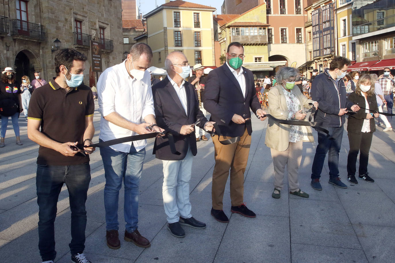 La Semana Negra, recepción municipal, corte de cinta y charla de Carlos Bardem mediante, alza el telón a diez días de realidades y ficciones, de nuevo en la calle y con 150 escritores.