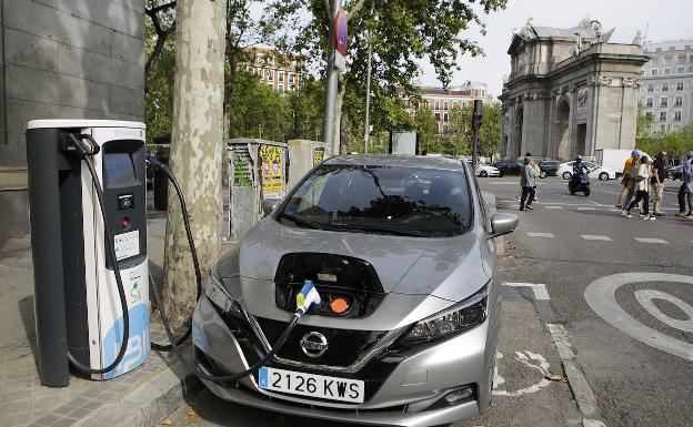 Un vehículo eléctrico carga en Madrid 