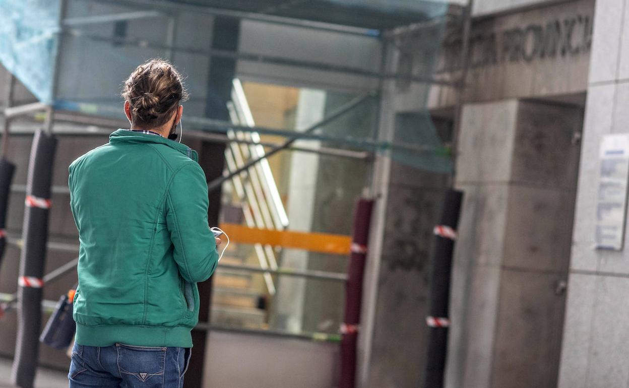 El consultor acusado, ayer, a las puertas de la Audiencia. 