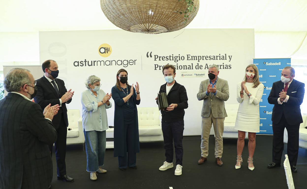 José Manuel Ferreira, Ángel Rodríguez Vallina, Ana González, Montserrat Martínez, Nacho Manzano, BelarminoFeito, Graciela Blanco y Pablo Junceda, en la entrega del premio.
