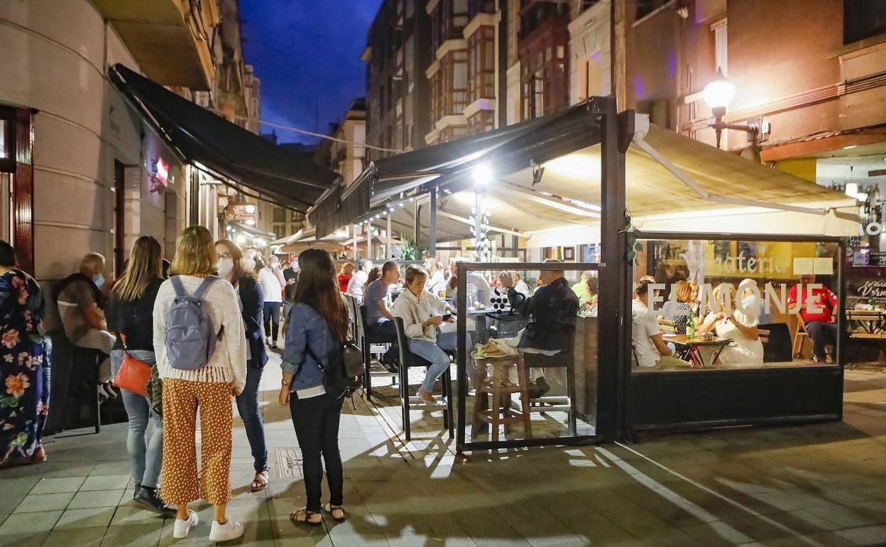 Varias jóvenes en una zona de ocio nocturno gijonesa. 