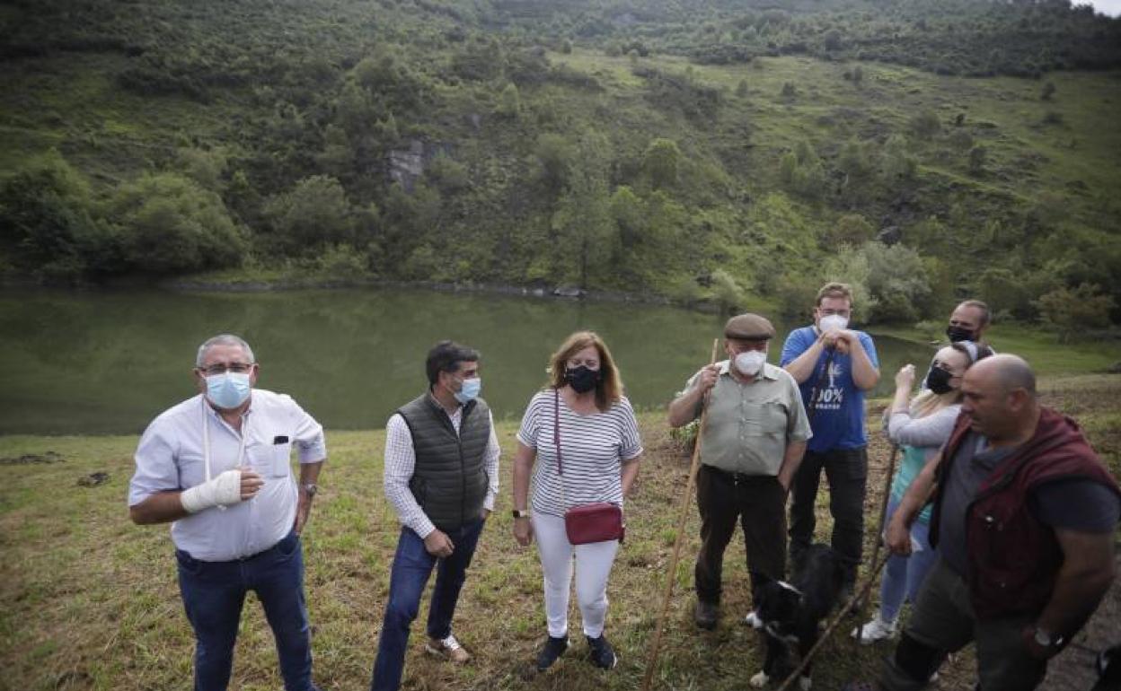 La alcaldesa de Langreo, con un grupo de ganaderos, en la zona que se destinará a pastos. 