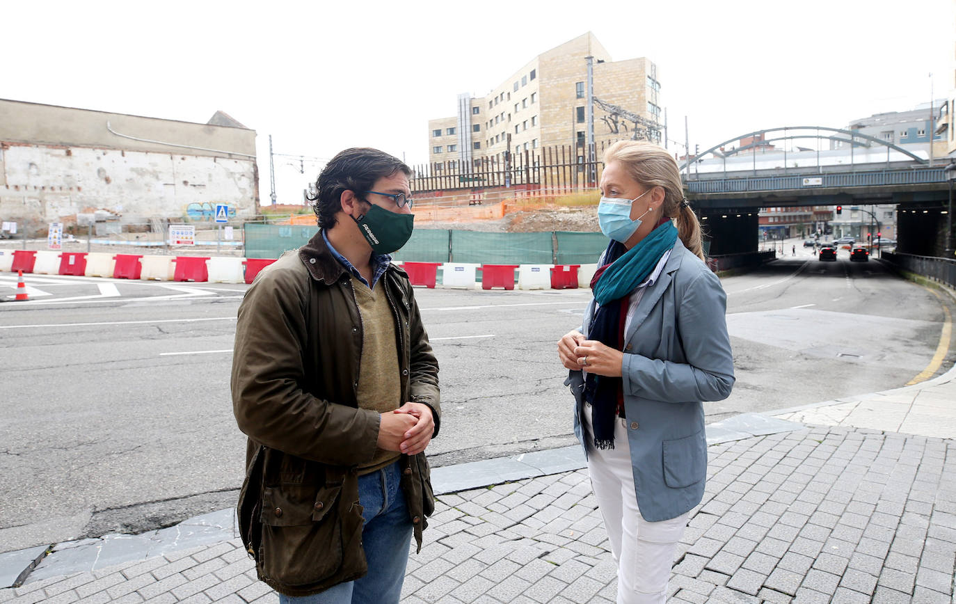 Cristina Coto y José María Figaredo visitan las obras paralizadas del puente de Nicolás Soria. 