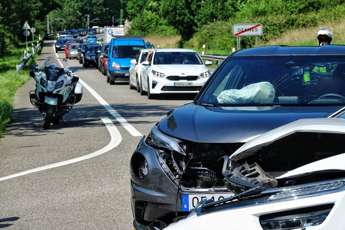 Un choque entre dos vehículos en la localidad de Ozanes, en el concejo de Parres, se ha saldado con cuatro personas heridas, todos ellos de carácter leve.