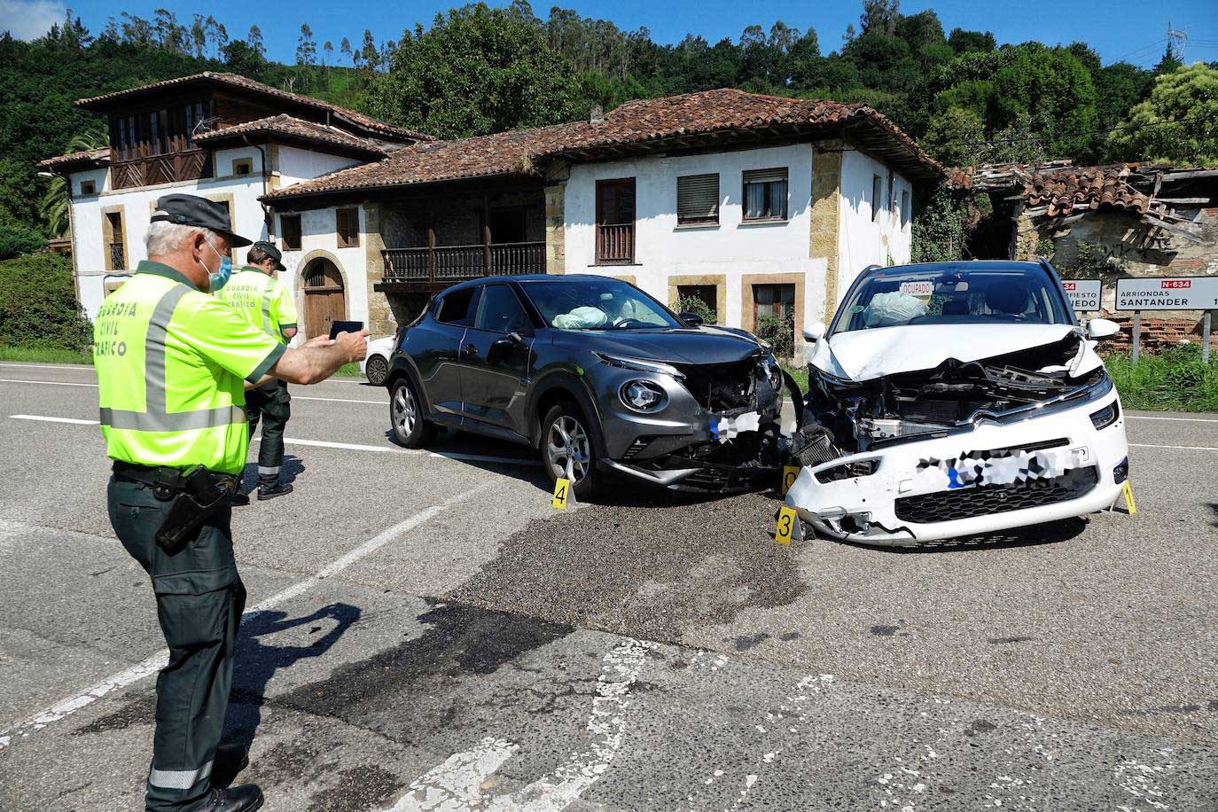 Un choque entre dos vehículos en la localidad de Ozanes, en el concejo de Parres, se ha saldado con cuatro personas heridas, todos ellos de carácter leve.