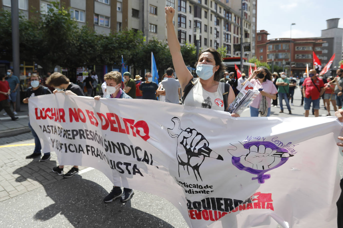 Decenas de personas han participado en Gijón en una manifestación convocada contra la sentencia del llamado caso 'La Suiza', por la que siete miembros de la CNT fueron condenados a un total de 24,5 años de prisión.