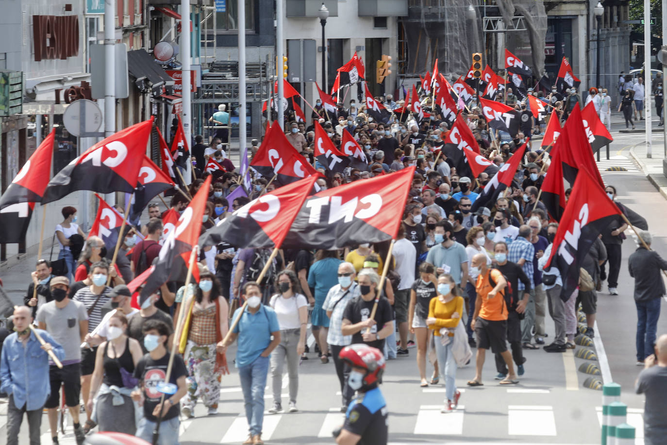 Decenas de personas han participado en Gijón en una manifestación convocada contra la sentencia del llamado caso 'La Suiza', por la que siete miembros de la CNT fueron condenados a un total de 24,5 años de prisión.