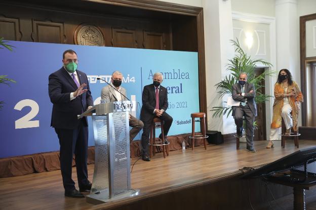 Adrián Barbón, Belarmino Feito, Guillermo Ulacia, José Miguel Guerrero y Marina Pineda, en la clausura de la asamblea de Femetal. 