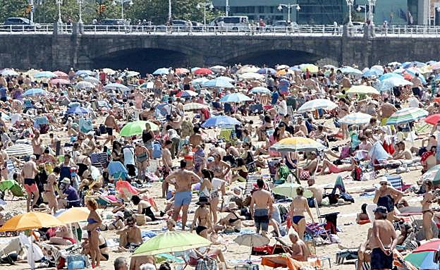 Lleno en la playa de San Lorenzo de Gijón este sábado.