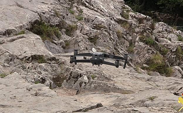 Imagen principal - Un nuevo dron en Asturias para mejorar el rastreo en zonas muy amplias y poco accesibles