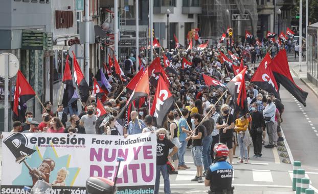 Asistentes a la manifestación convocada este sábado en Gijón contra la sentencia por el caso 'La Suiza'.