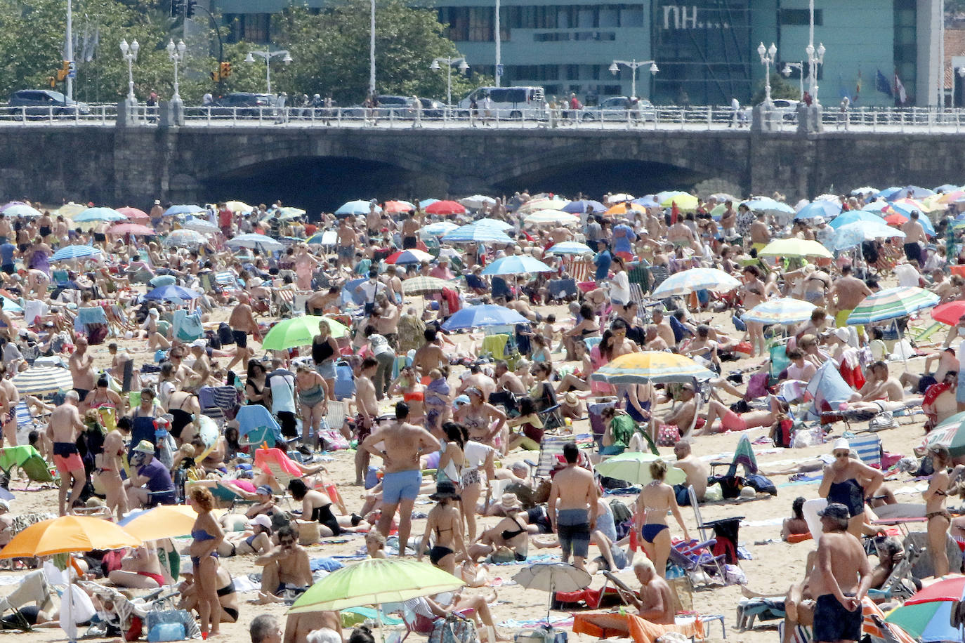 El sol y las temperaturas agradables, lejanas a la ola de calor que afecta al resto del país, llenan los arenales.