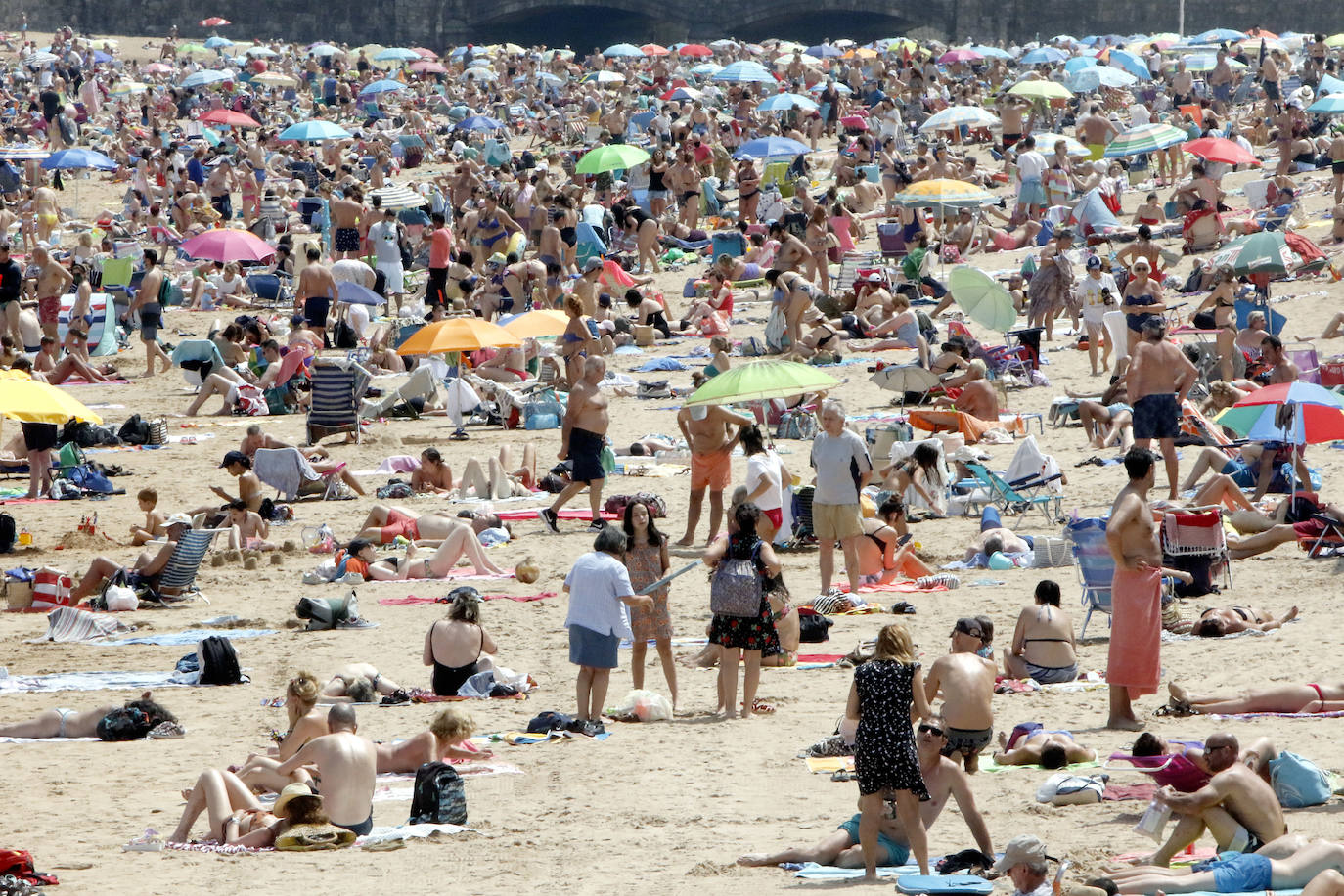 El sol y las temperaturas agradables, lejanas a la ola de calor que afecta al resto del país, llenan los arenales.