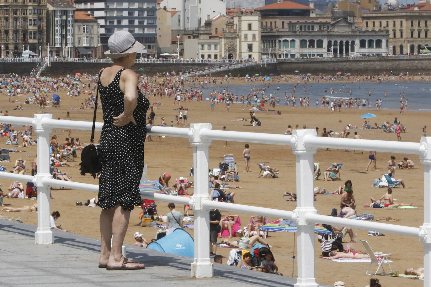El sol y las temperaturas agradables, lejanas a la ola de calor que afecta al resto del país, llenan los arenales.