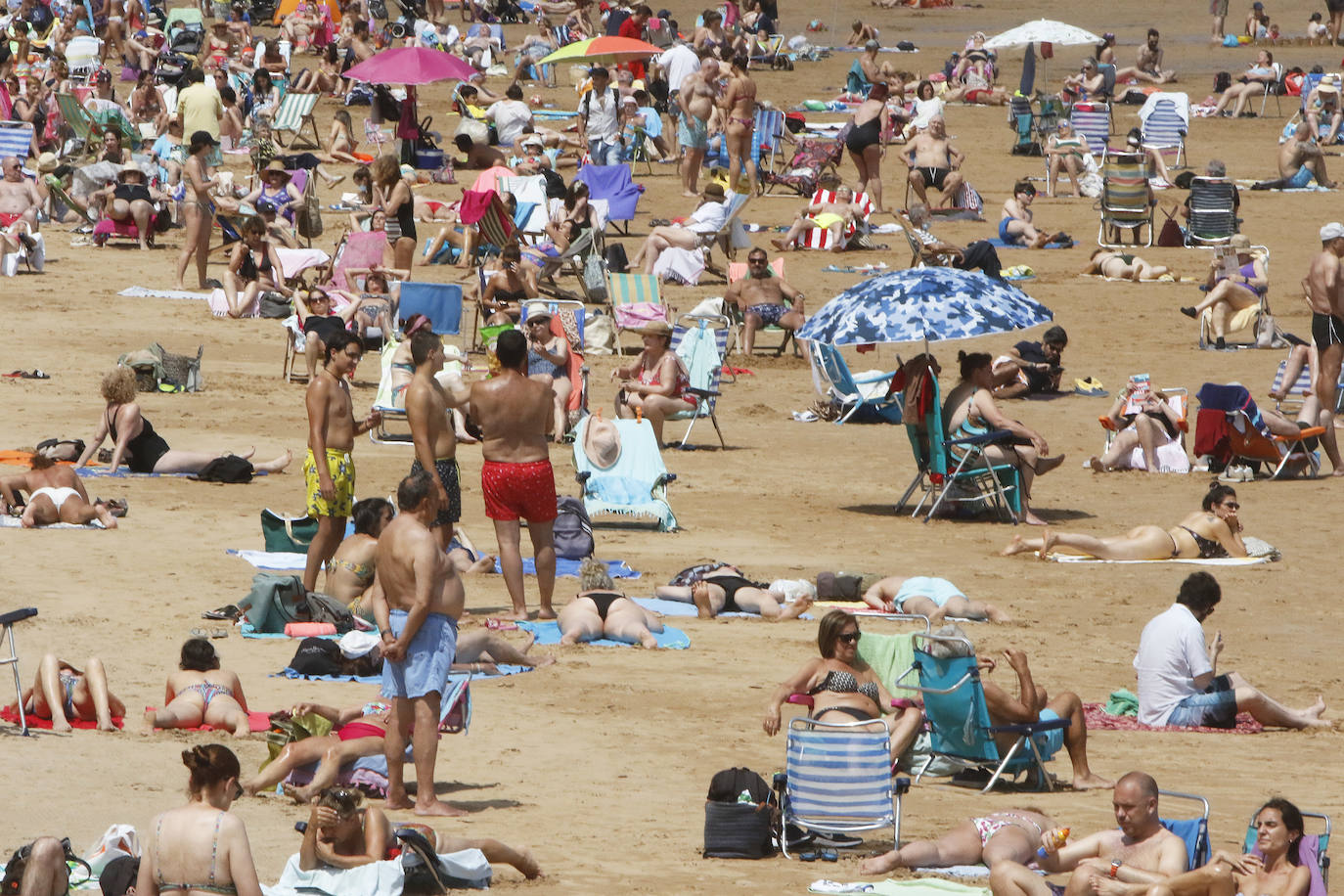 El sol y las temperaturas agradables, lejanas a la ola de calor que afecta al resto del país, llenan los arenales.