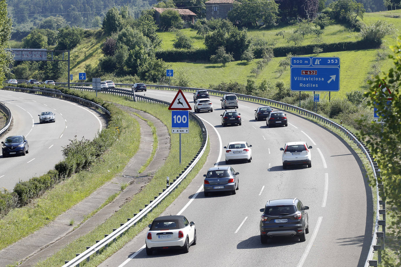 El sol y las temperaturas agradables, lejanas a la ola de calor que afecta al resto del país, llenan los arenales.