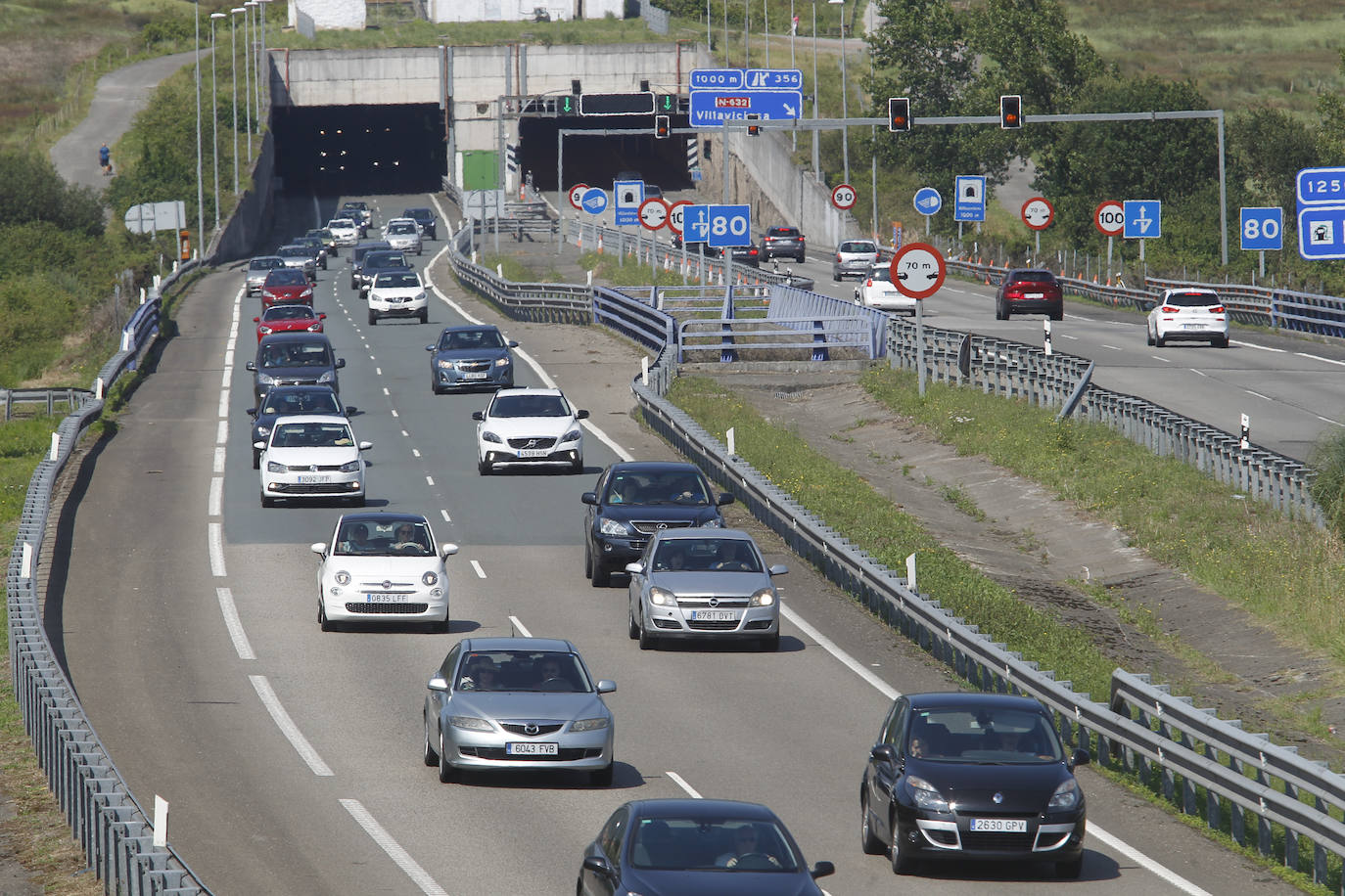 El sol y las temperaturas agradables, lejanas a la ola de calor que afecta al resto del país, llenan los arenales.