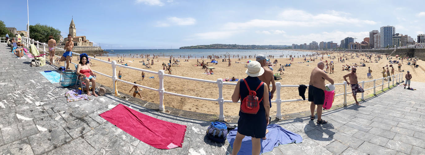 El sol y las temperaturas agradables, lejanas a la ola de calor que afecta al resto del país, llenan los arenales.
