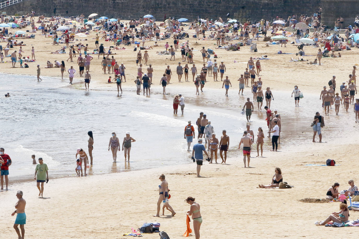 El sol y las temperaturas agradables, lejanas a la ola de calor que afecta al resto del país, llenan los arenales.