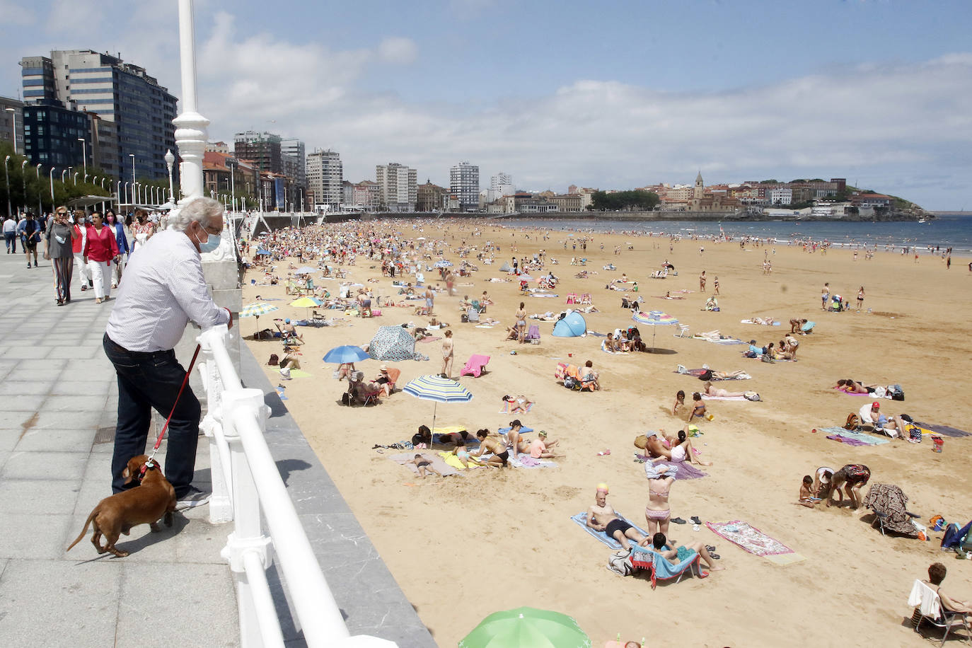 El sol y las temperaturas agradables, lejanas a la ola de calor que afecta al resto del país, llenan los arenales.