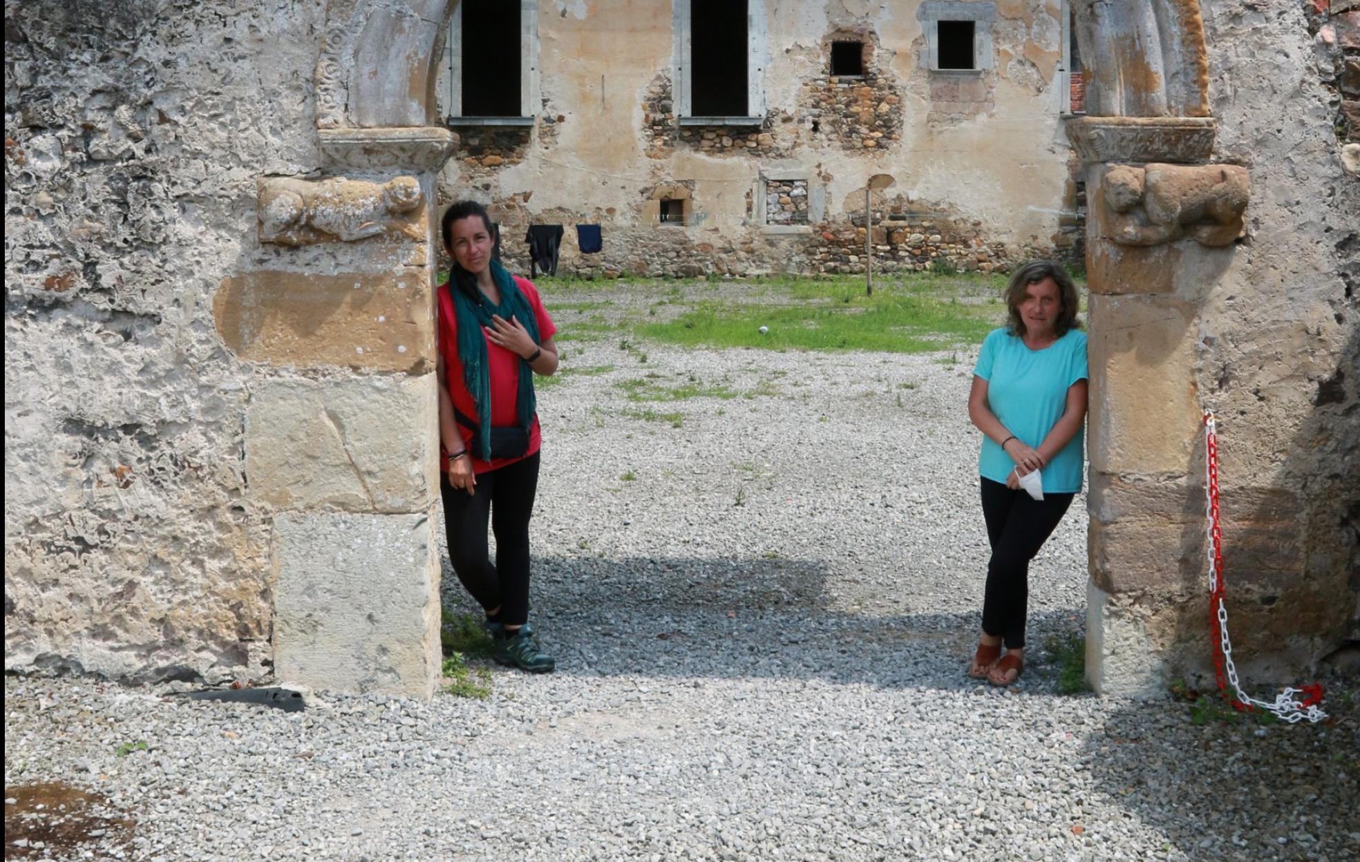 Las guardesas del albergue de Corniana, en la portada de acceso. 