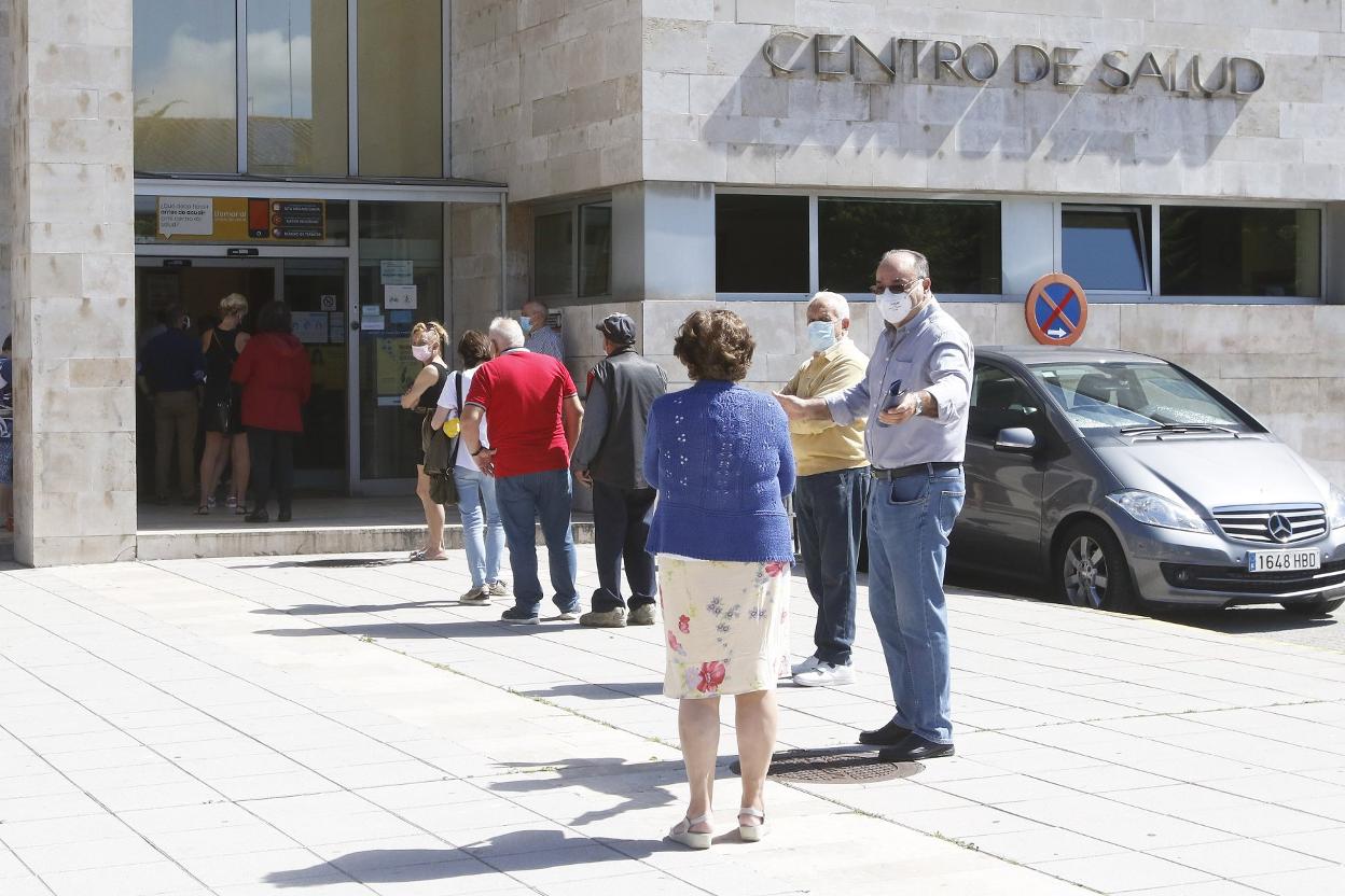 Colas de pacientes ante el Centro de Salud de El Llano. 