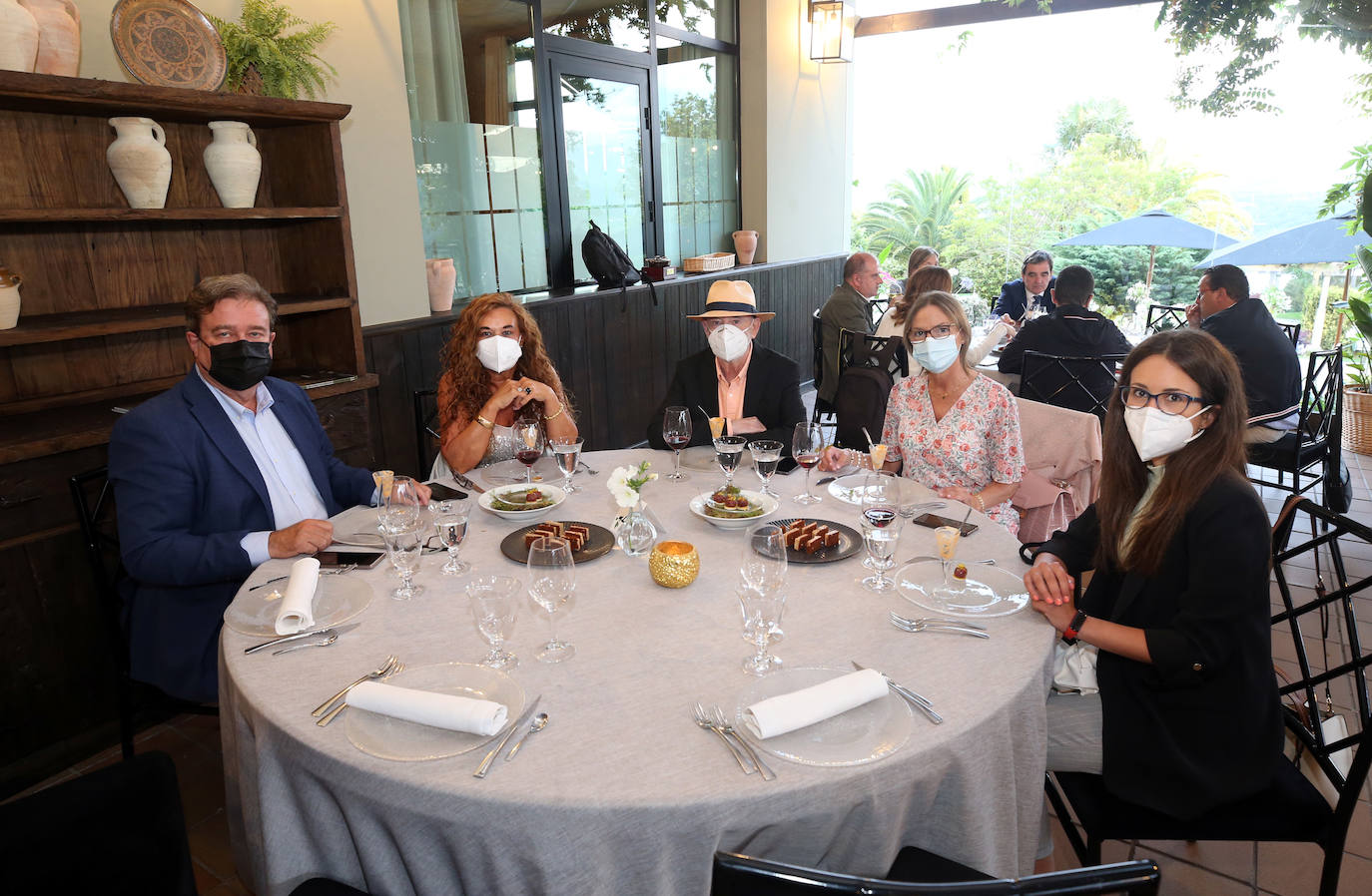 Los cocineros Ricard Camarena, Jaime Uz y Lara Roguez y el empresario Ramón Coalla han recibido en Oviedo los premios de la gastronomía asturiana que concede Yantar.