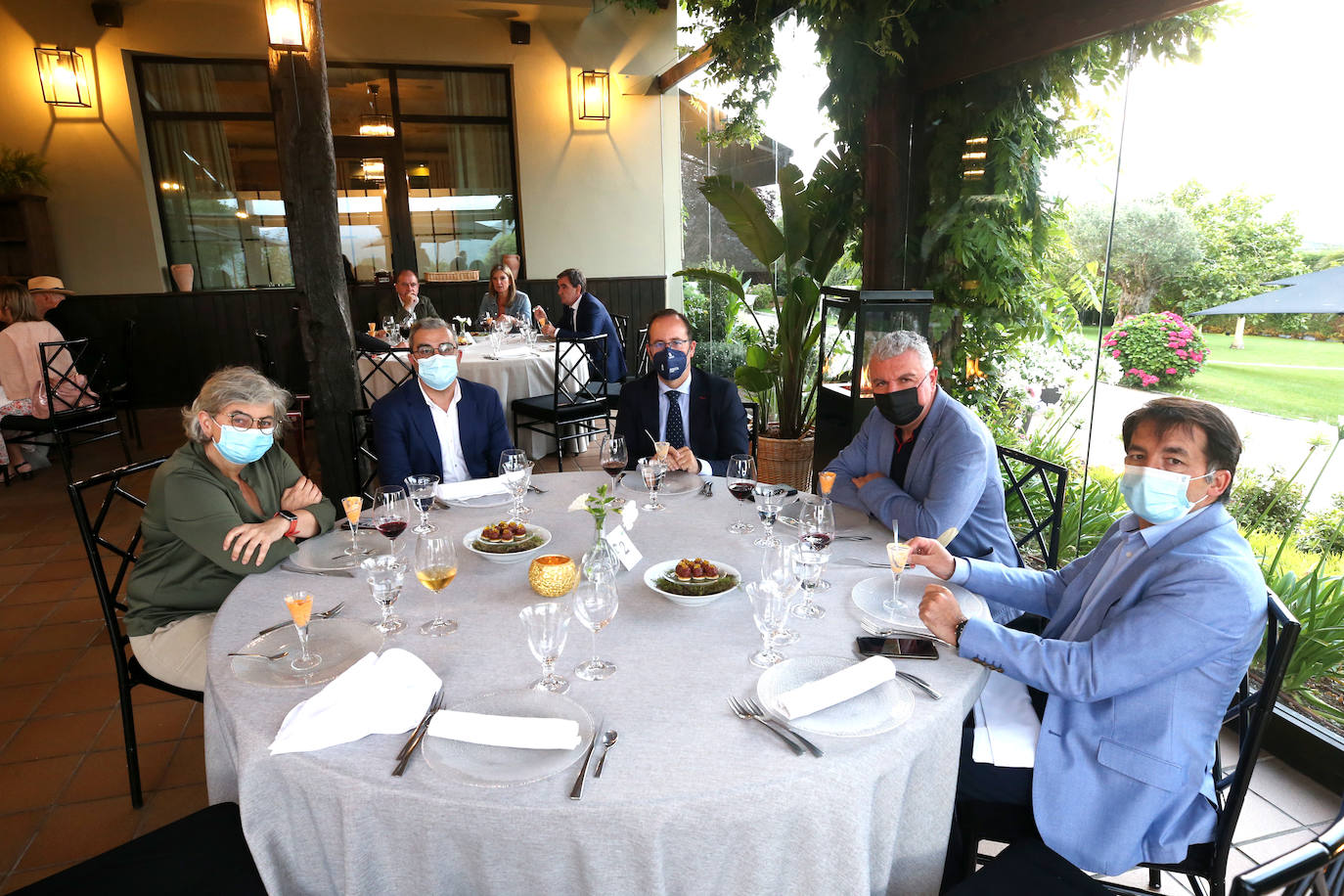 Los cocineros Ricard Camarena, Jaime Uz y Lara Roguez y el empresario Ramón Coalla han recibido en Oviedo los premios de la gastronomía asturiana que concede Yantar.