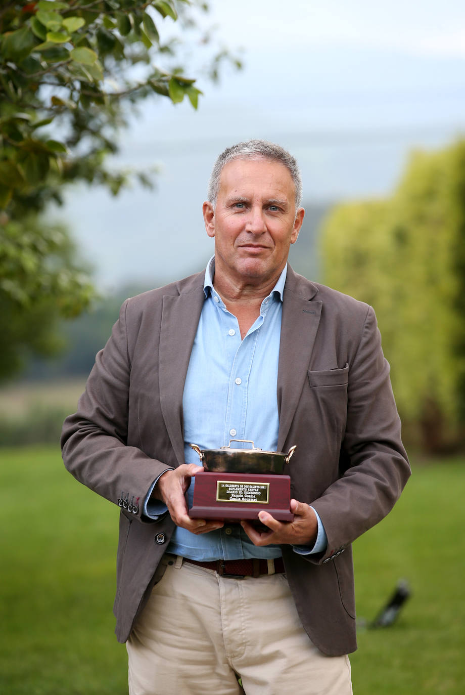 Los cocineros Ricard Camarena, Jaime Uz y Lara Roguez y el empresario Ramón Coalla han recibido en Oviedo los premios de la gastronomía asturiana que concede Yantar.