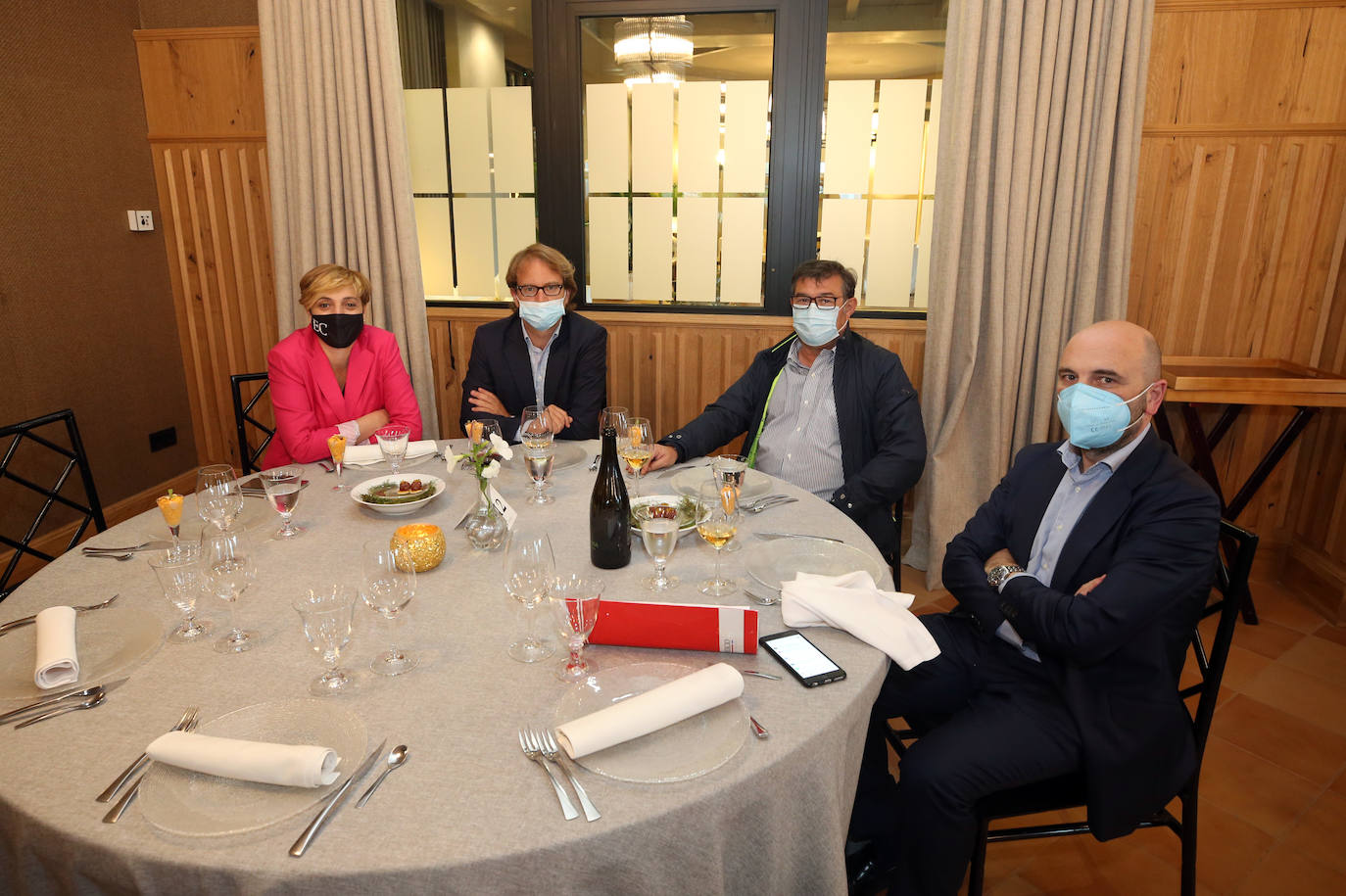 Los cocineros Ricard Camarena, Jaime Uz y Lara Roguez y el empresario Ramón Coalla han recibido en Oviedo los premios de la gastronomía asturiana que concede Yantar.