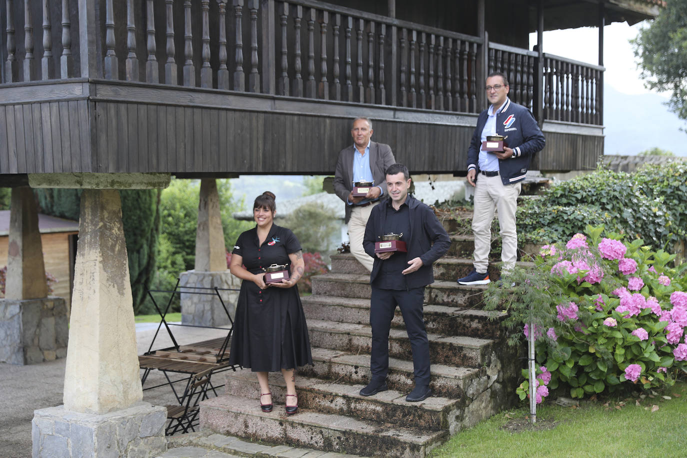 Los cocineros Ricard Camarena, Jaime Uz y Lara Roguez y el empresario Ramón Coalla han recibido en Oviedo los premios de la gastronomía asturiana que concede Yantar.