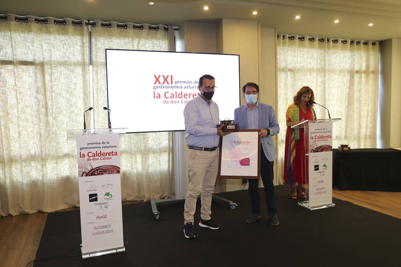 Los cocineros Ricard Camarena, Jaime Uz y Lara Roguez y el empresario Ramón Coalla han recibido en Oviedo los premios de la gastronomía asturiana que concede Yantar.