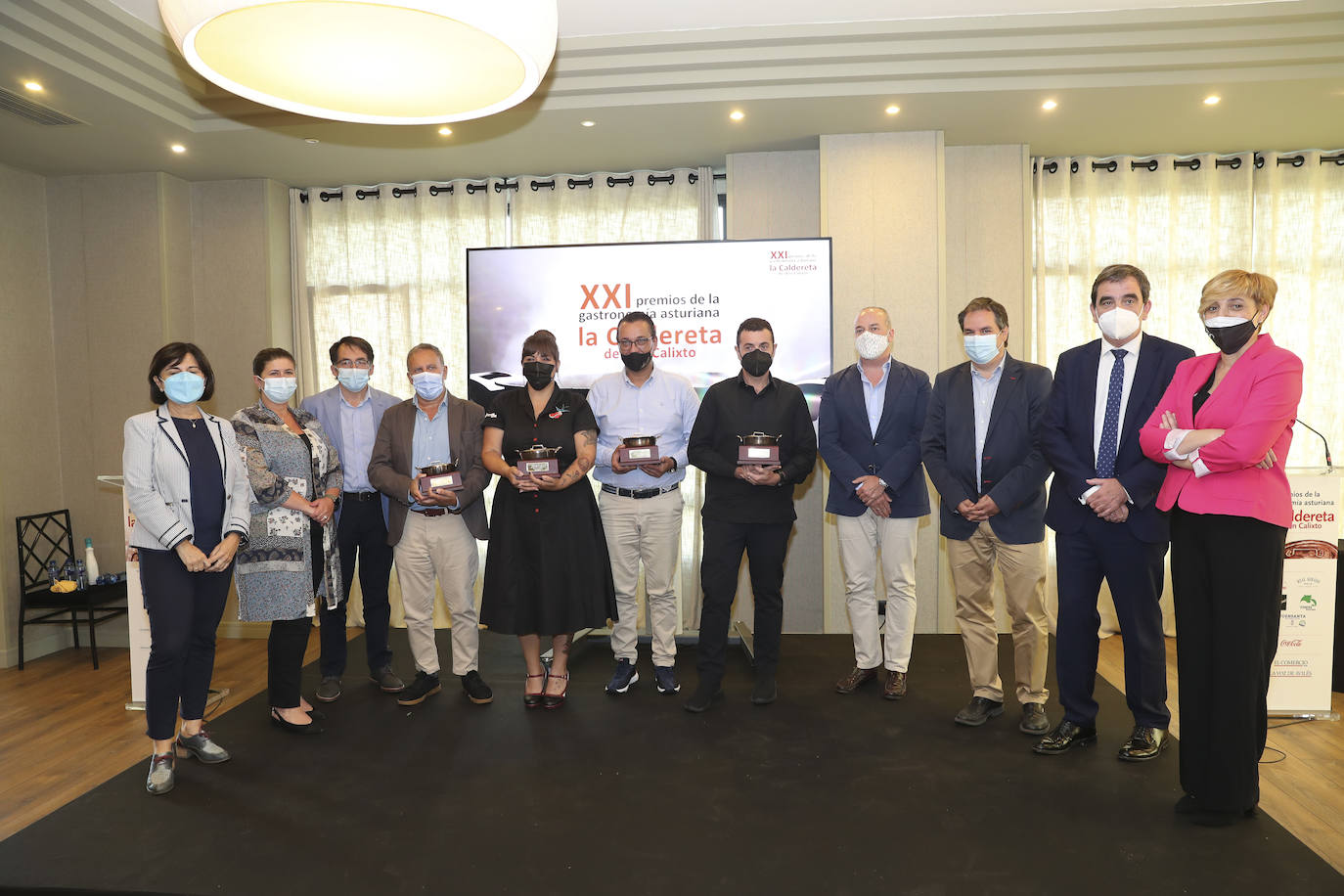 Los cocineros Ricard Camarena, Jaime Uz y Lara Roguez y el empresario Ramón Coalla han recibido en Oviedo los premios de la gastronomía asturiana que concede Yantar.