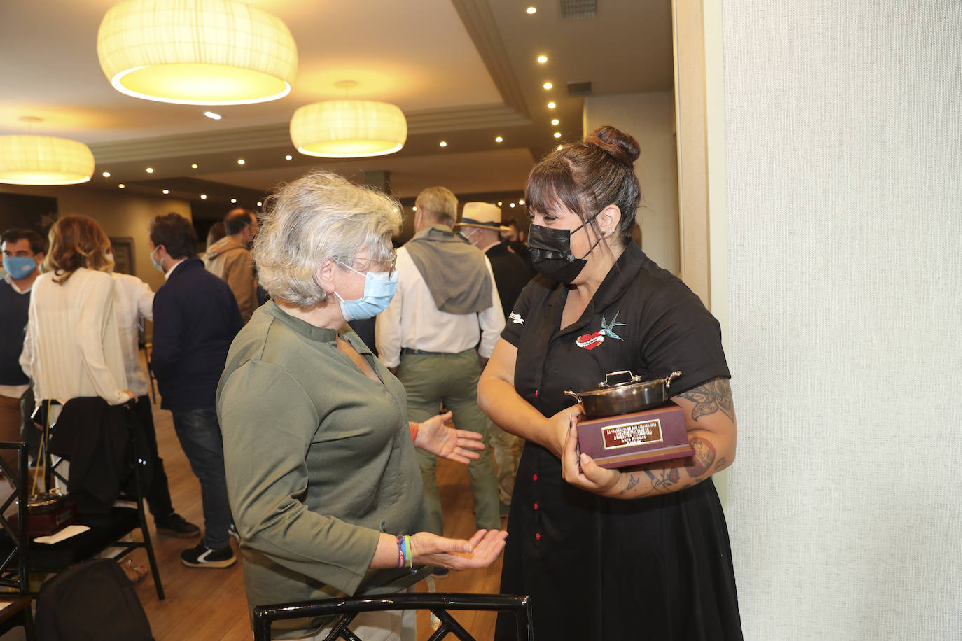 Los cocineros Ricard Camarena, Jaime Uz y Lara Roguez y el empresario Ramón Coalla han recibido en Oviedo los premios de la gastronomía asturiana que concede Yantar.