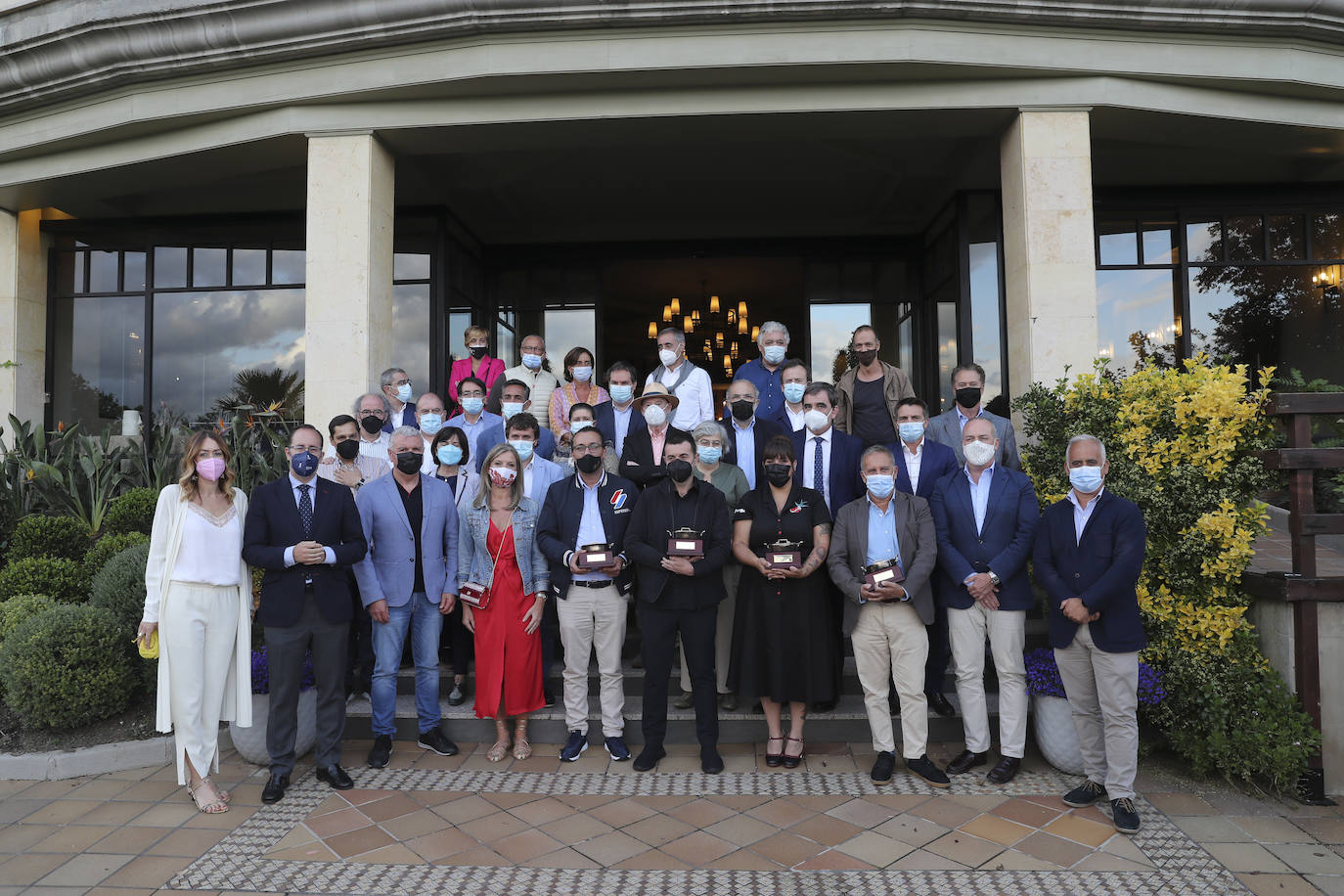 Los cocineros Ricard Camarena, Jaime Uz y Lara Roguez y el empresario Ramón Coalla han recibido en Oviedo los premios de la gastronomía asturiana que concede Yantar.