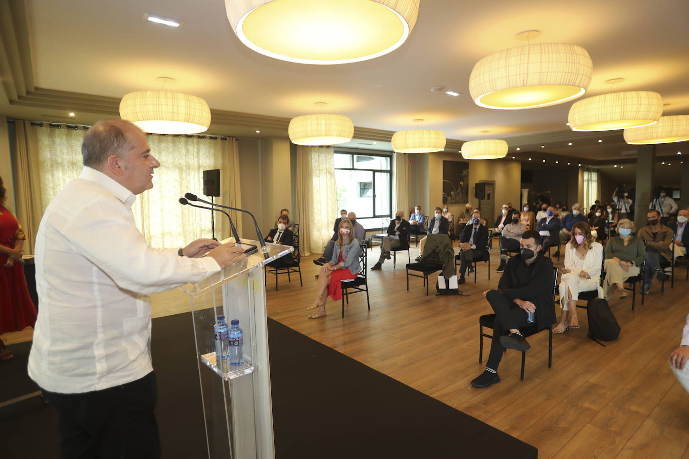 Los cocineros Ricard Camarena, Jaime Uz y Lara Roguez y el empresario Ramón Coalla han recibido en Oviedo los premios de la gastronomía asturiana que concede Yantar.