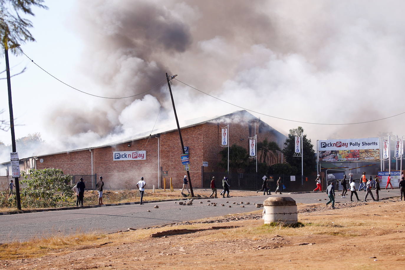 Jornada de protestas en varias provincias de Sudáfrica tras el encarcelamiento de quien fuera presidente del país entre 2009 y 2018. Jacob Zuma, de 79 años, fue condenado por la justicia a 15 meses de cárcel tras incumplir su obligación de presentarse ante una comisión que investiga la corrupción durante su mandato Está previsto que el Tribunal Constitucional escuche su apelación, aunque los expertos advierten de que es probable que el veredicto se mantenga. 