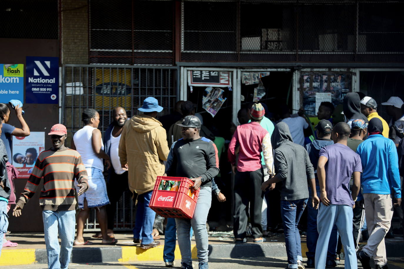 Jornada de protestas en varias provincias de Sudáfrica tras el encarcelamiento de quien fuera presidente del país entre 2009 y 2018. Jacob Zuma, de 79 años, fue condenado por la justicia a 15 meses de cárcel tras incumplir su obligación de presentarse ante una comisión que investiga la corrupción durante su mandato Está previsto que el Tribunal Constitucional escuche su apelación, aunque los expertos advierten de que es probable que el veredicto se mantenga. 