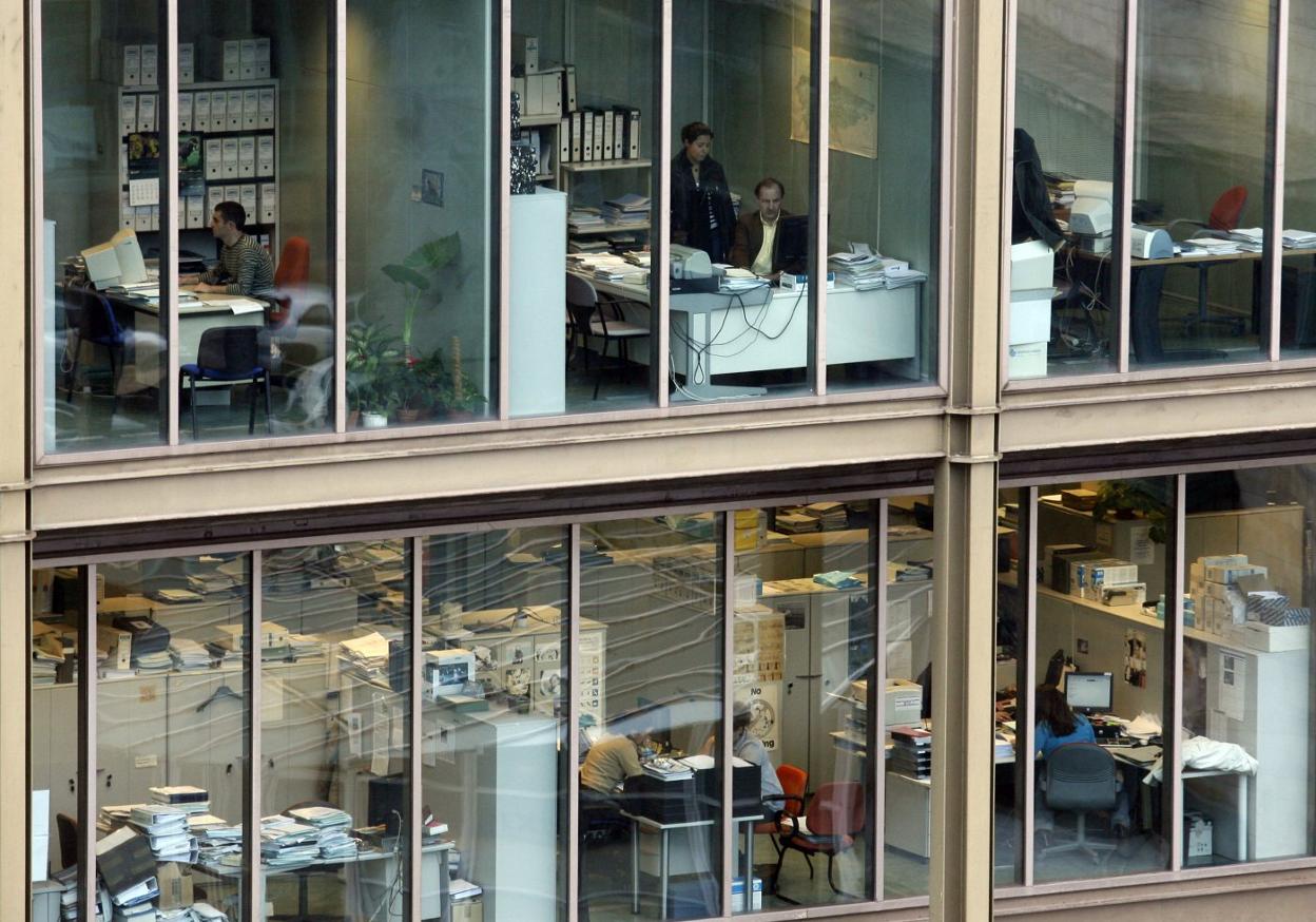 Trabajadores del Principado en el Edificio administrativo de servicios múltiples (Easmu). 