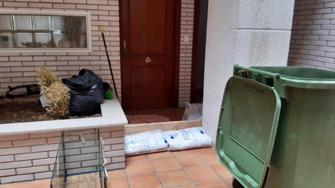 Los inquilinos de viviendas de Vipasa en la calle Eduaro Varela se ven obligados a achicar agua de sus casas cuando llueve con intensidad. e. c. 