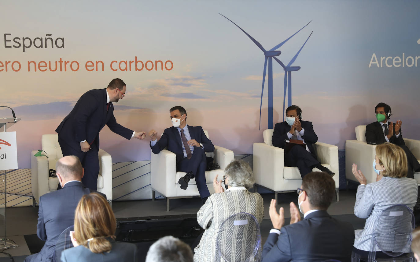 En su primera visita a Asturias en esta legislatura, el presidente Pedro Sánchez ha acudido a la presentación de la hoja de ruta de la descarbonización de la fabricación de acero en la factoría de Arcelor Mittal de Gijón. La empresa invertirá mil millones de euros en un ambicioso proyecto que incluirá la sutitución de la mitad de las instalaciones de cabecera por otras que funcionen con renovables y gas natural hasta que se desarrolle el hidrógeno