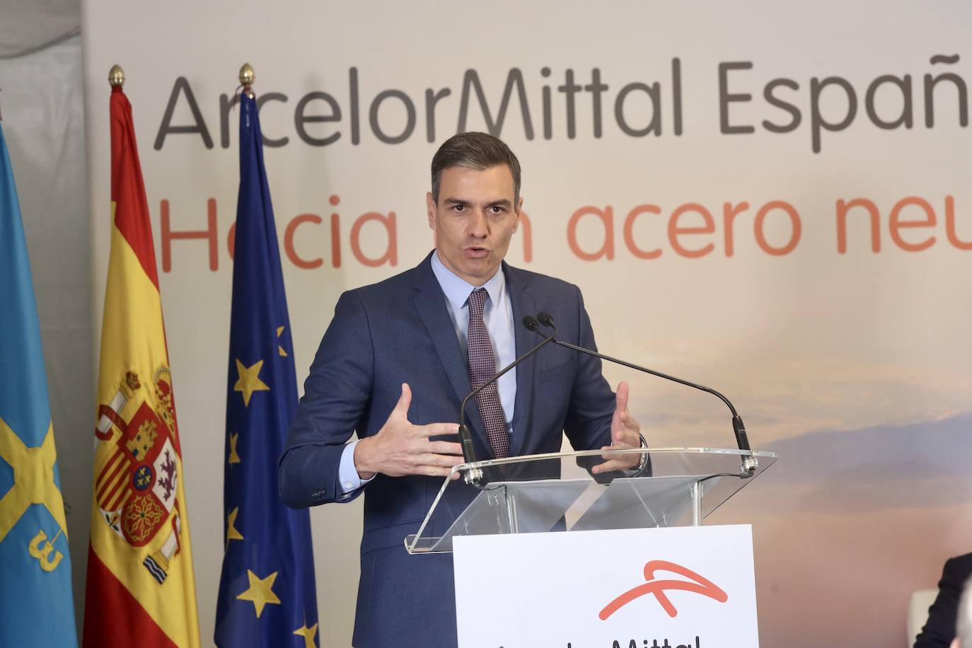 En su primera visita a Asturias en esta legislatura, el presidente Pedro Sánchez ha acudido a la presentación de la hoja de ruta de la descarbonización de la fabricación de acero en la factoría de Arcelor Mittal de Gijón. La empresa invertirá mil millones de euros en un ambicioso proyecto que incluirá la sutitución de la mitad de las instalaciones de cabecera por otras que funcionen con renovables y gas natural hasta que se desarrolle el hidrógeno