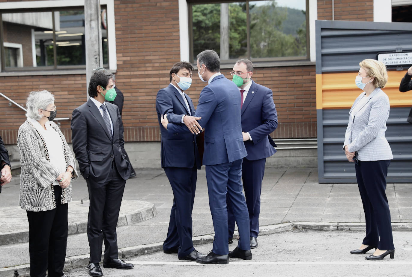 En su primera visita a Asturias en esta legislatura, el presidente Pedro Sánchez ha acudido a la presentación de la hoja de ruta de la descarbonización de la fabricación de acero en la factoría de Arcelor Mittal de Gijón. La empresa invertirá mil millones de euros en un ambicioso proyecto que incluirá la sutitución de la mitad de las instalaciones de cabecera por otras que funcionen con renovables y gas natural hasta que se desarrolle el hidrógeno