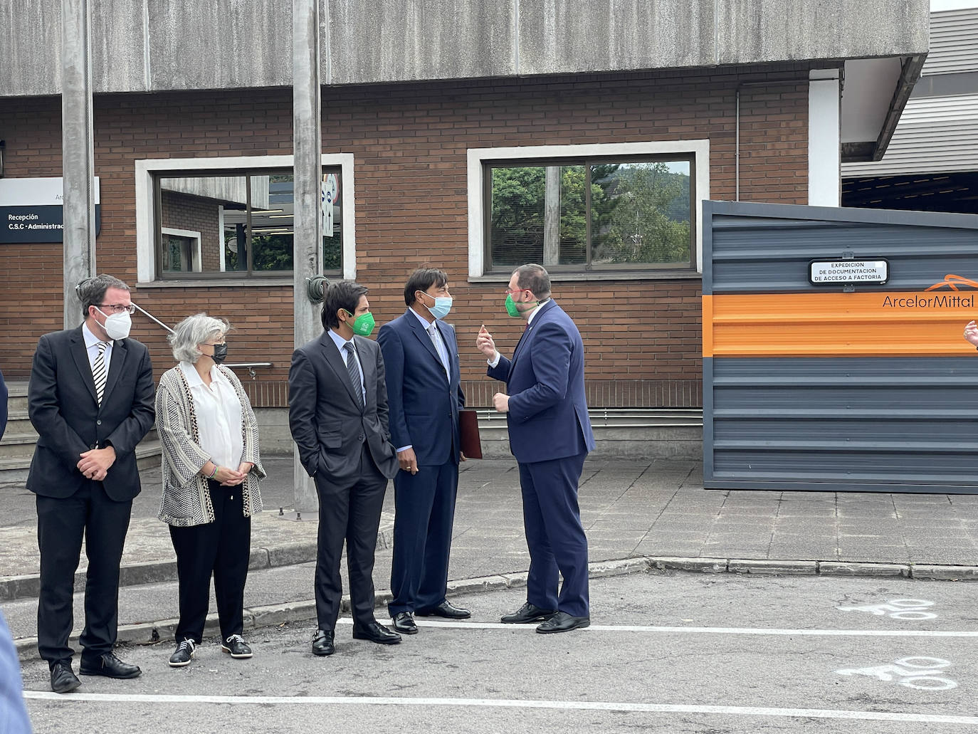 En su primera visita a Asturias en esta legislatura, el presidente Pedro Sánchez ha acudido a la presentación de la hoja de ruta de la descarbonización de la fabricación de acero en la factoría de Arcelor Mittal de Gijón. La empresa invertirá mil millones de euros en un ambicioso proyecto que incluirá la sutitución de la mitad de las instalaciones de cabecera por otras que funcionen con renovables y gas natural hasta que se desarrolle el hidrógeno