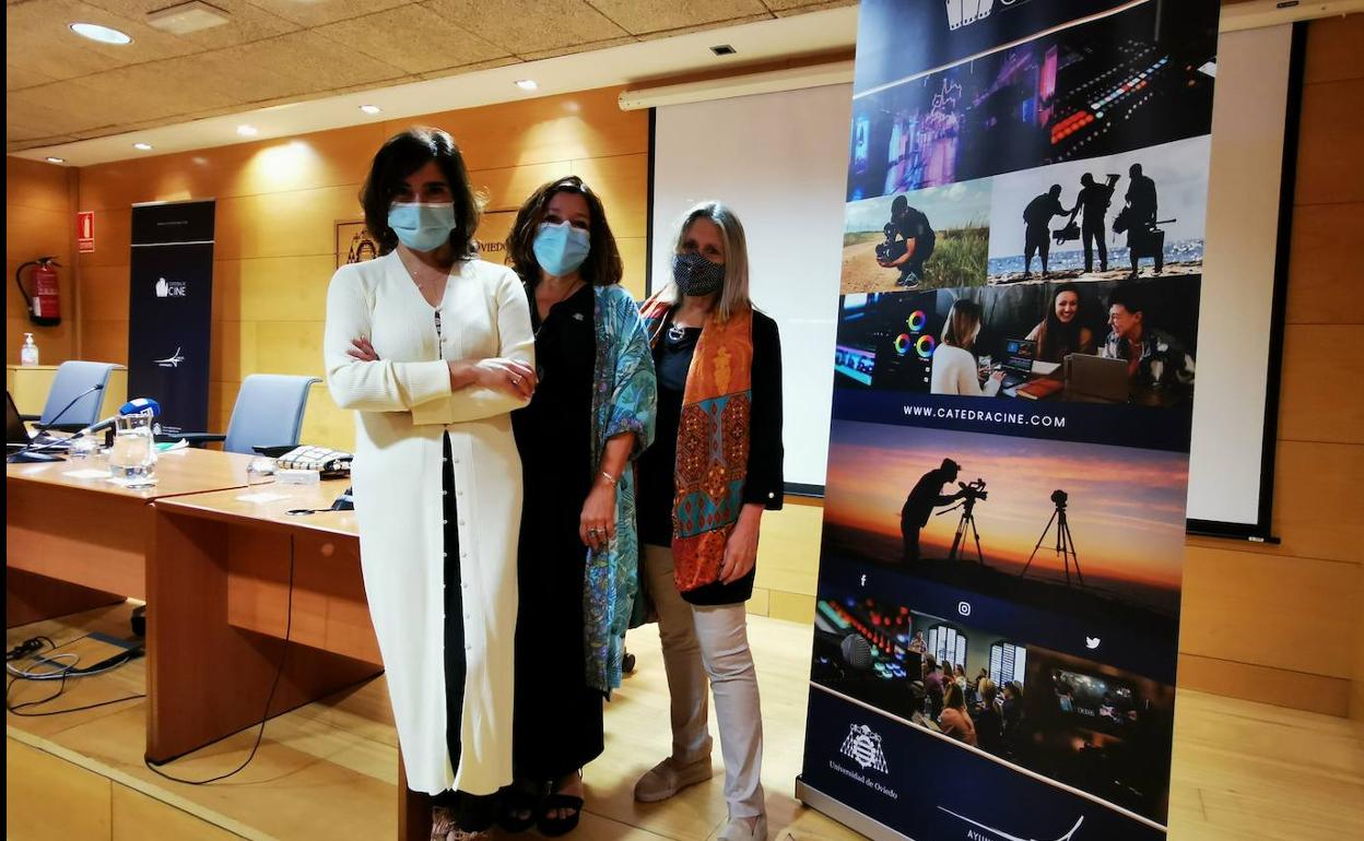 La concejala de Cultura, Yolanda Alonso, la vicerrectora de Extensión Universitaria, Carmen Adams, y la directora de la Cátedra de Cine, Magdalena Cueto. 