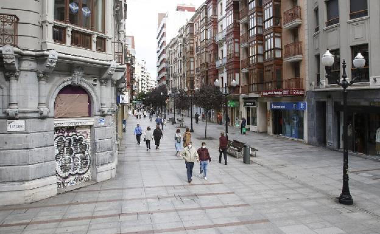 La calle Corrida, uno de los principales ejes comerciales de Gijón.