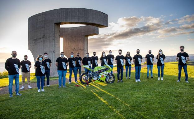 El equipo, con la moto, en el Cerro.