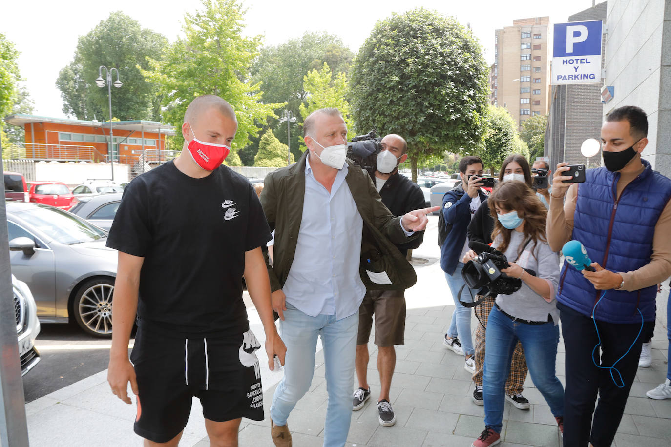 Vasyl Kravets llegó al hotel en el que se hospedará en sus primeros días en Gijón acompañado de Javi Rico y el delegado Mario Cotelo. El ucraniano, que llega en calidad de cedido, se convierte en la primera incorporación del nuevo proyecto del club rojiblanco y reforzará el lateral izquierdo del Sporting. 