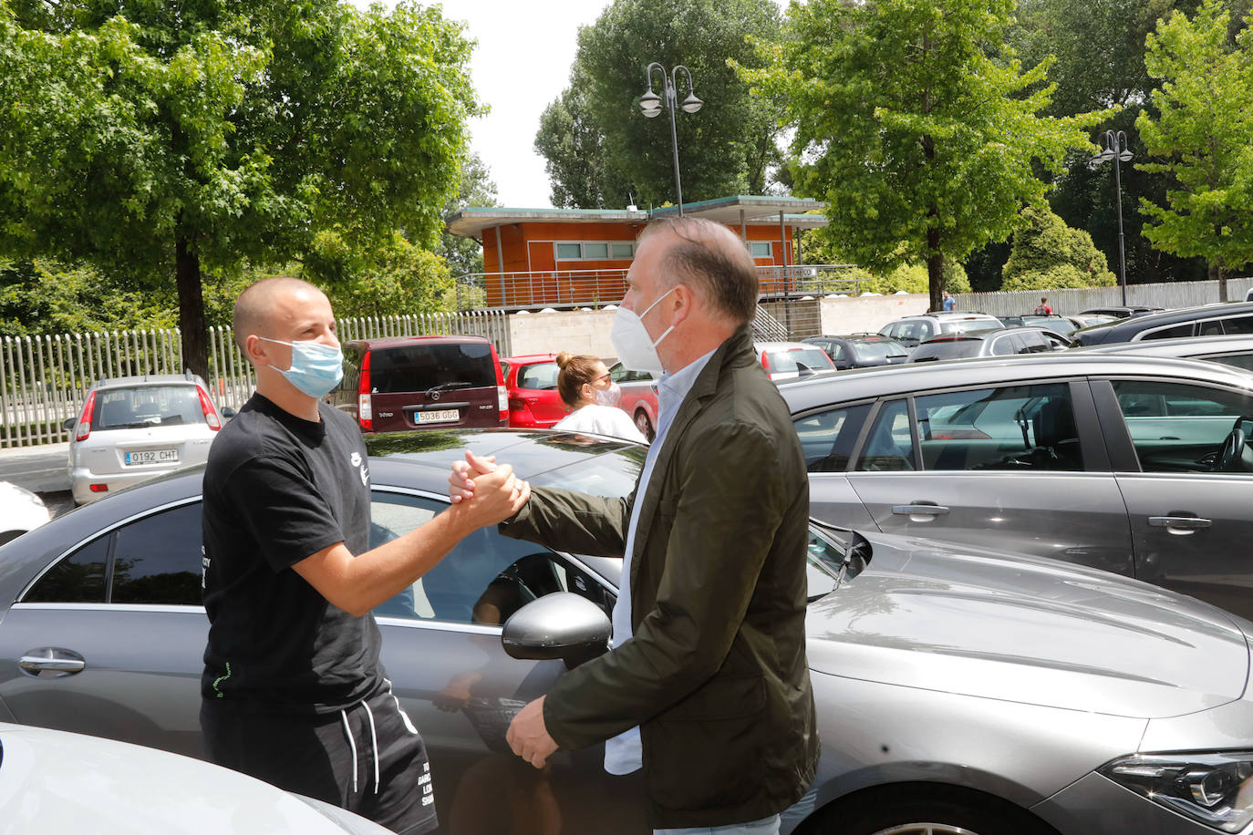 Vasyl Kravets llegó al hotel en el que se hospedará en sus primeros días en Gijón acompañado de Javi Rico y el delegado Mario Cotelo. El ucraniano, que llega en calidad de cedido, se convierte en la primera incorporación del nuevo proyecto del club rojiblanco y reforzará el lateral izquierdo del Sporting. 