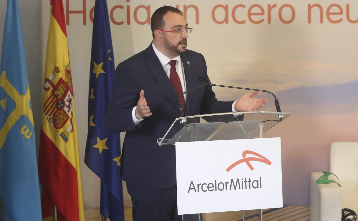 El presidente asturiano, Adrián Barbón, durante su intervención. 